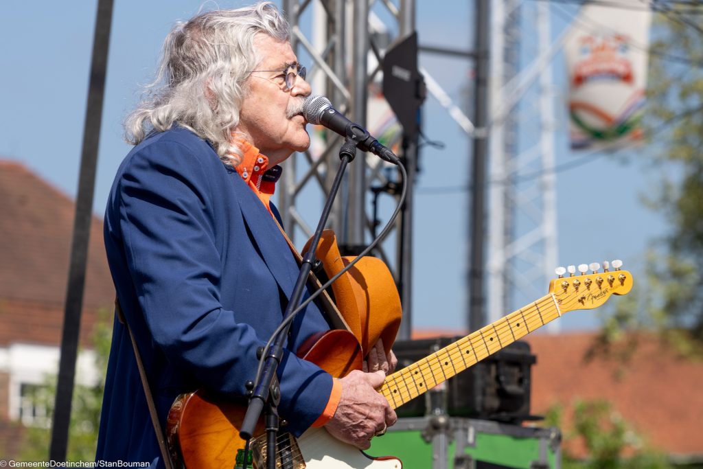 Zanger Bennie Jolink van Normaal treedt op