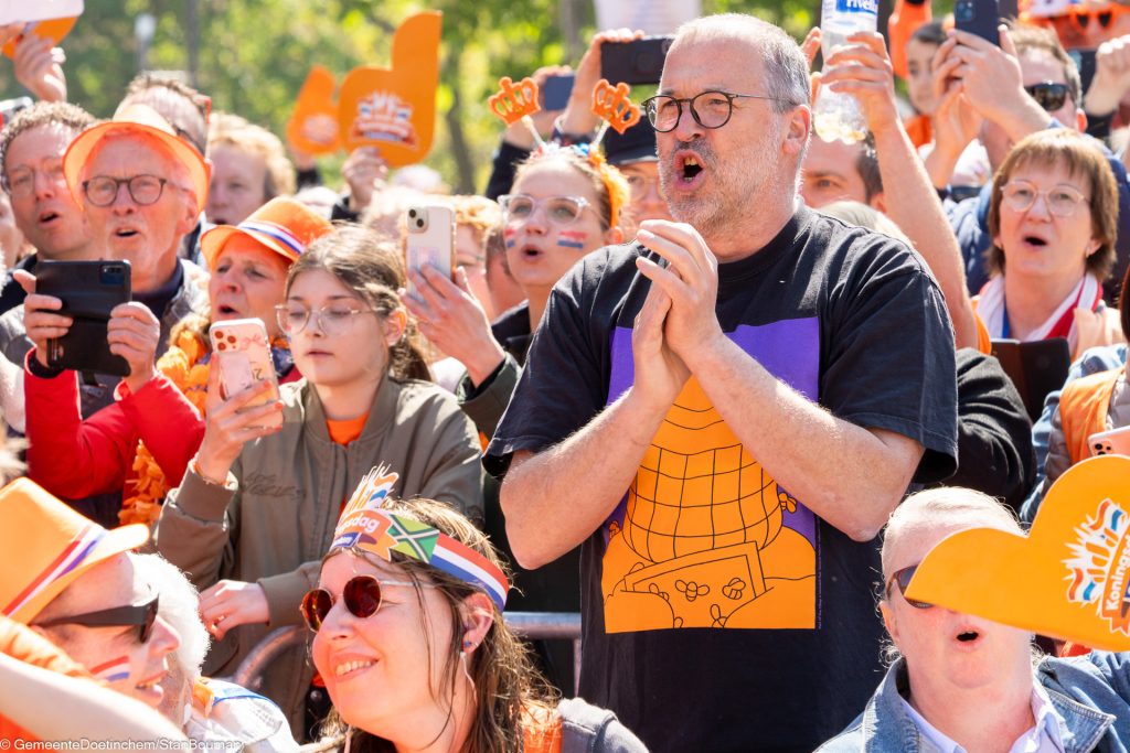 Het publiek zingt mee met Oerend Hard