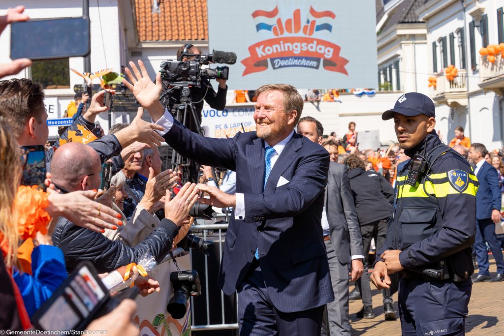 Konings Willem-Alexander schudt handen met publiek