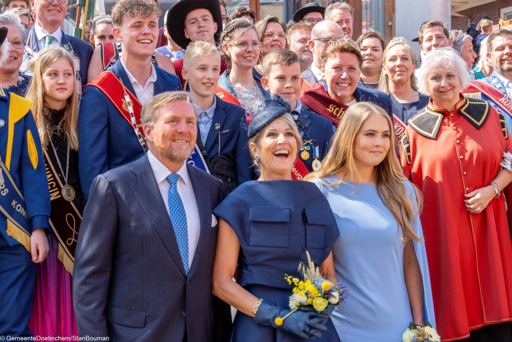 Maxima, Willem-Alexander en Amalia bij het koningsschieten