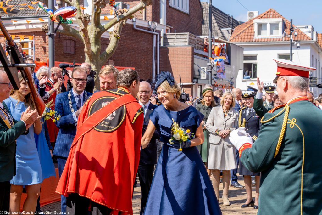 Koningin Maxima schudt de hand met 1 van de leden van schutterij St. Martinus