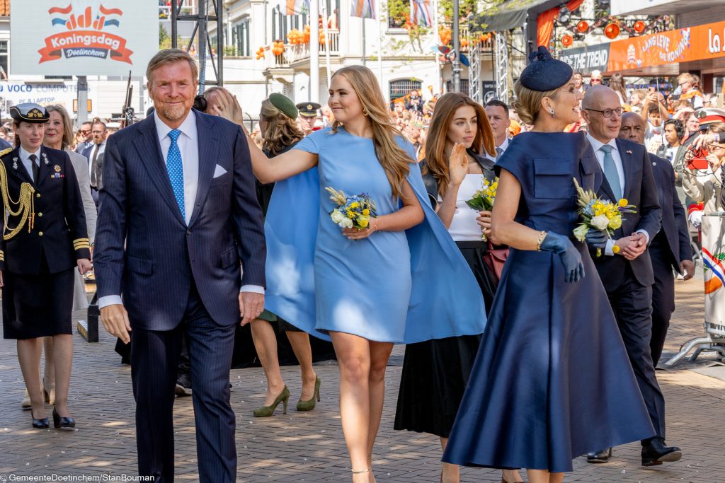 Willem-Alexander, Amalia, Alexia en Maxima wandelen al zwaaiend door de Plantsoenstraat