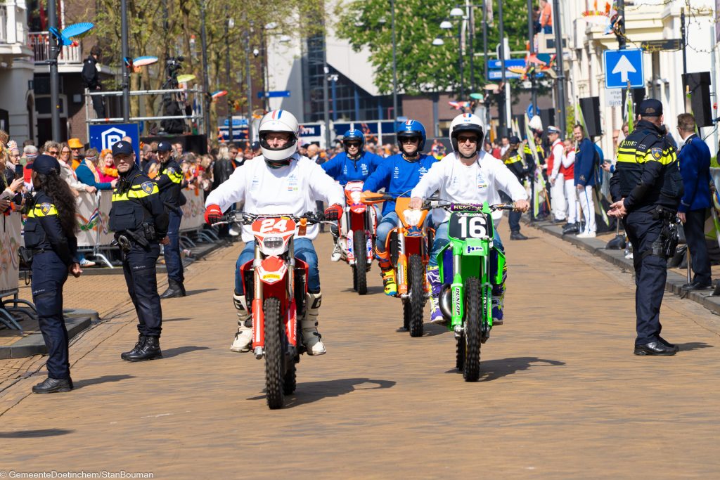 Brommers op de welkomstlaan