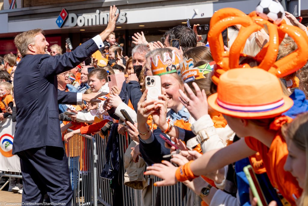 Willem-Alexander zwaait naar publiek