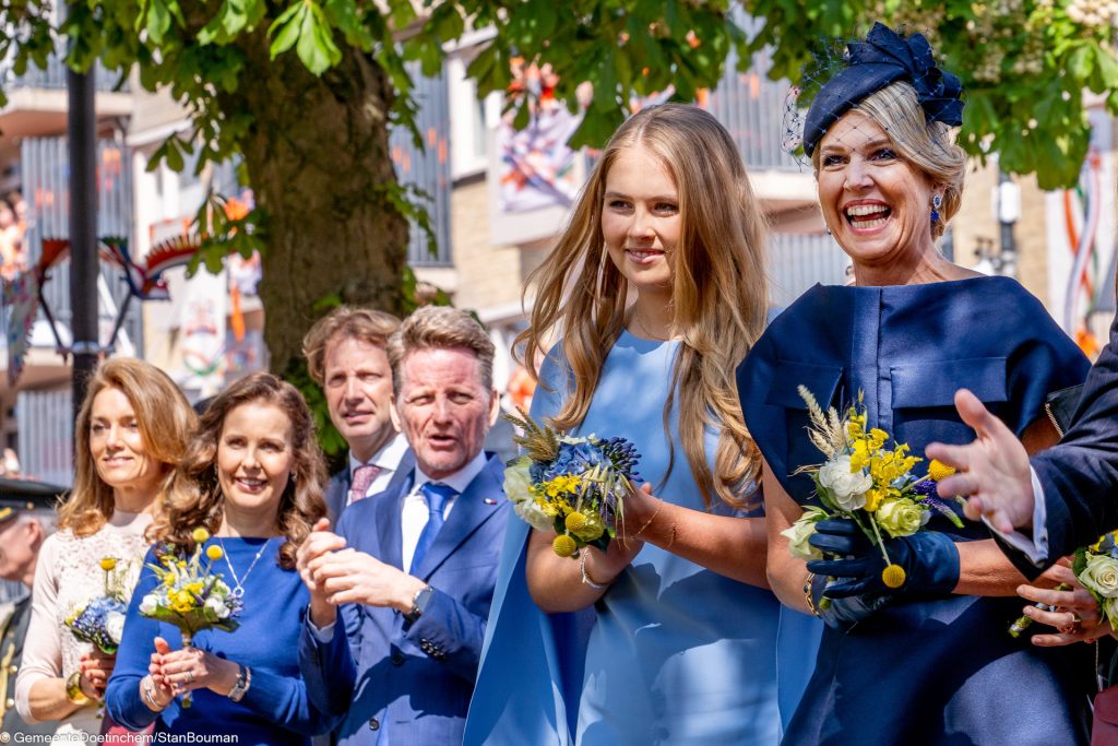 De koninklijke familie geniet van een optreden