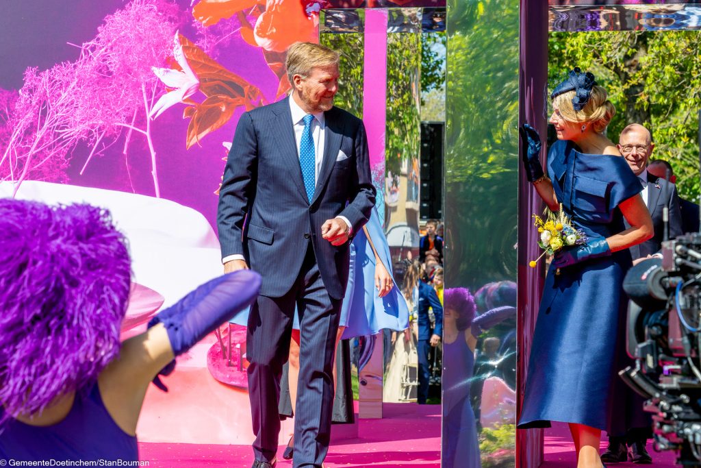 Willem-Alexander en Maxima treffen elkaar weer aan het eind van het kunstwerk van Louise te Poele
