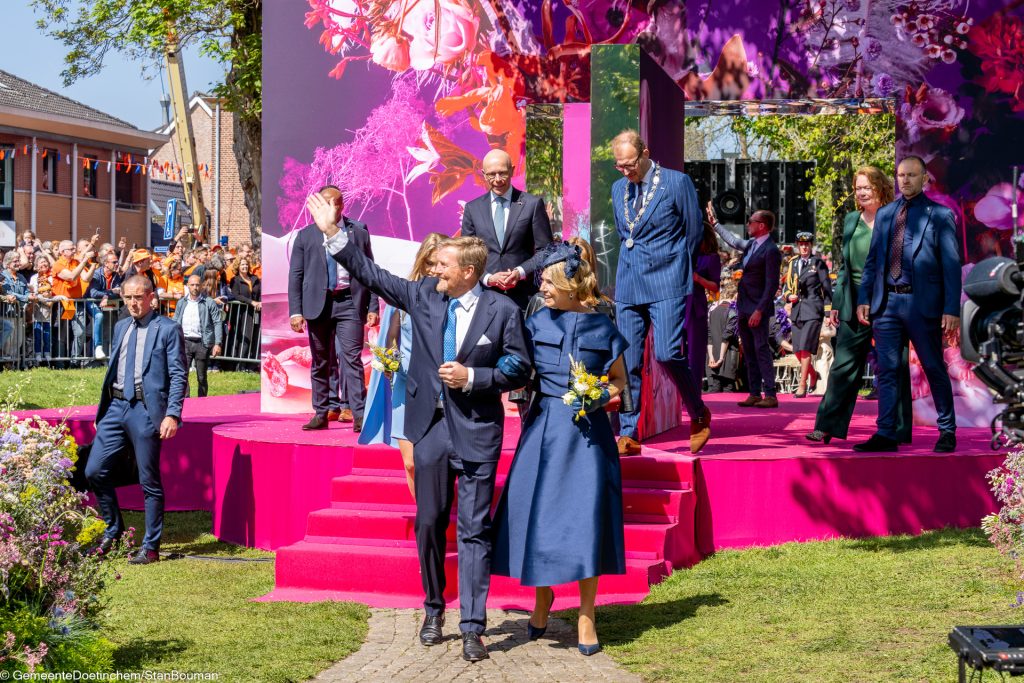 Willem-Alexander en Maxima lopen gearmd het Mark Tennantplantsoen in